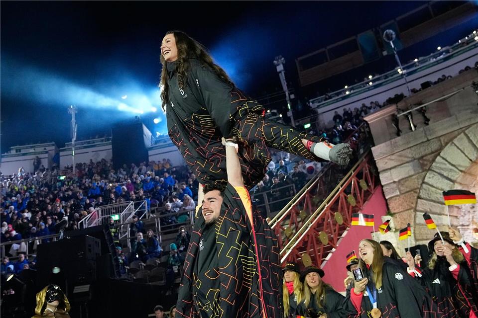 Das Eiskunstlauf-Duo Annika Hocke und Robert Kunkel zeigte eine Hebefigur.Natacha Pisarenko/AP/dpa