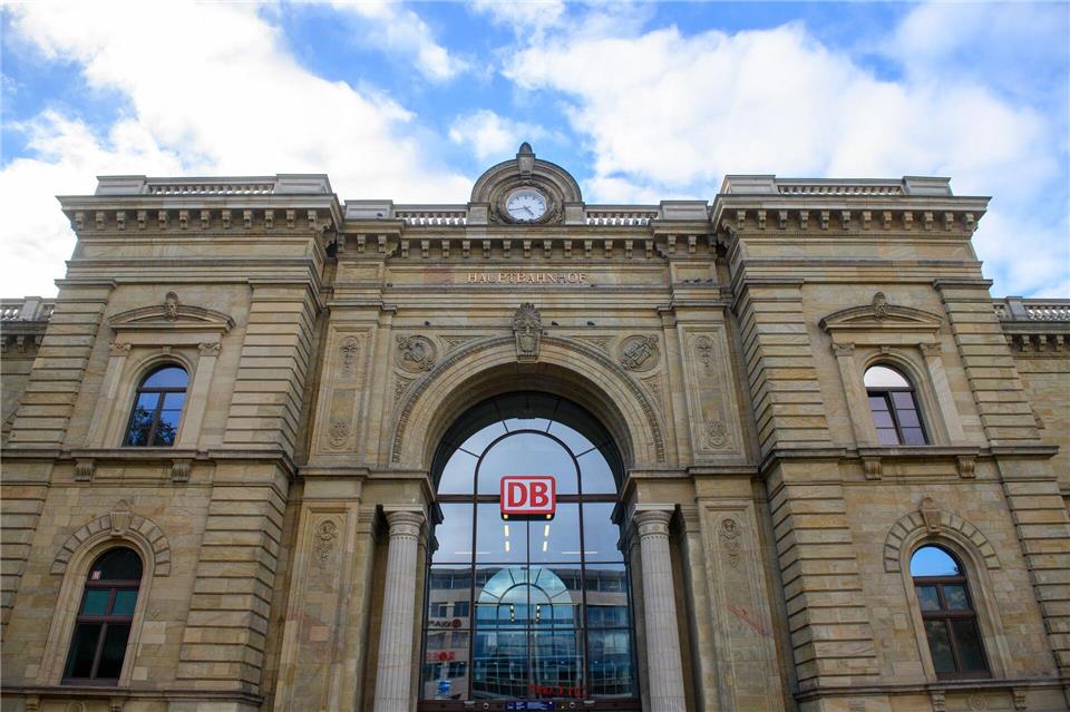 Bahnhof des Jahres bietet nicht nur guten Anschluss  Das Empfangsgebäude vom Magdeburger Hauptbahnhof - dem Bahnhof des Jahres.Klaus-Dietmar Gabbert/dpa