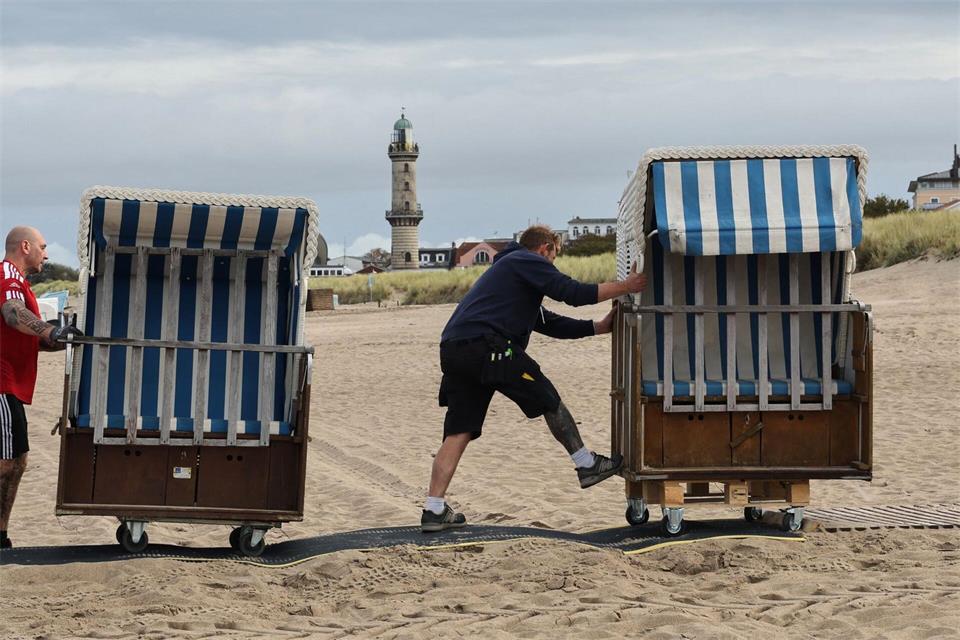 Das Ende des Sommers, die Strandkörbe verschwinden im WInterquartier.Bernd Wüstneck/dpa