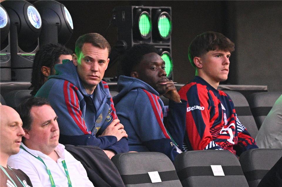 Das Endspiel verfolgte der verletzte Neuer von der Tribüne aus. Tom Weller/dpa
