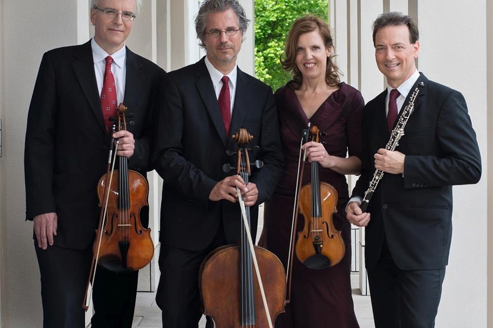 Das Ensemble Più spielt im Rittersaal von Schloss Raesfeld.  