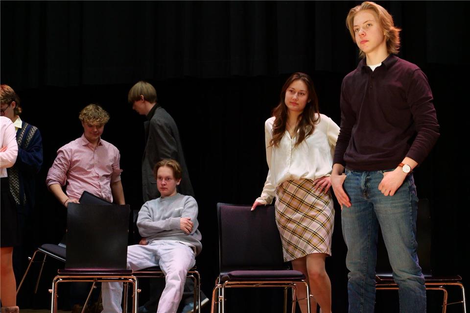 Das Ensemble des Gymnasiums Mariengarden übt derzeit das Stück „Die Welle“ ein.