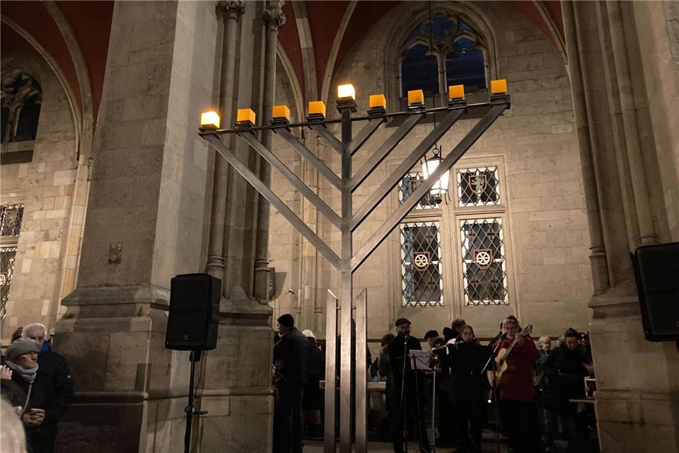 Das Entzünden des ersten Lichts am Chanukka-Leuchter wurde auch mit Musik begleitet.Marie Frech/dpa
