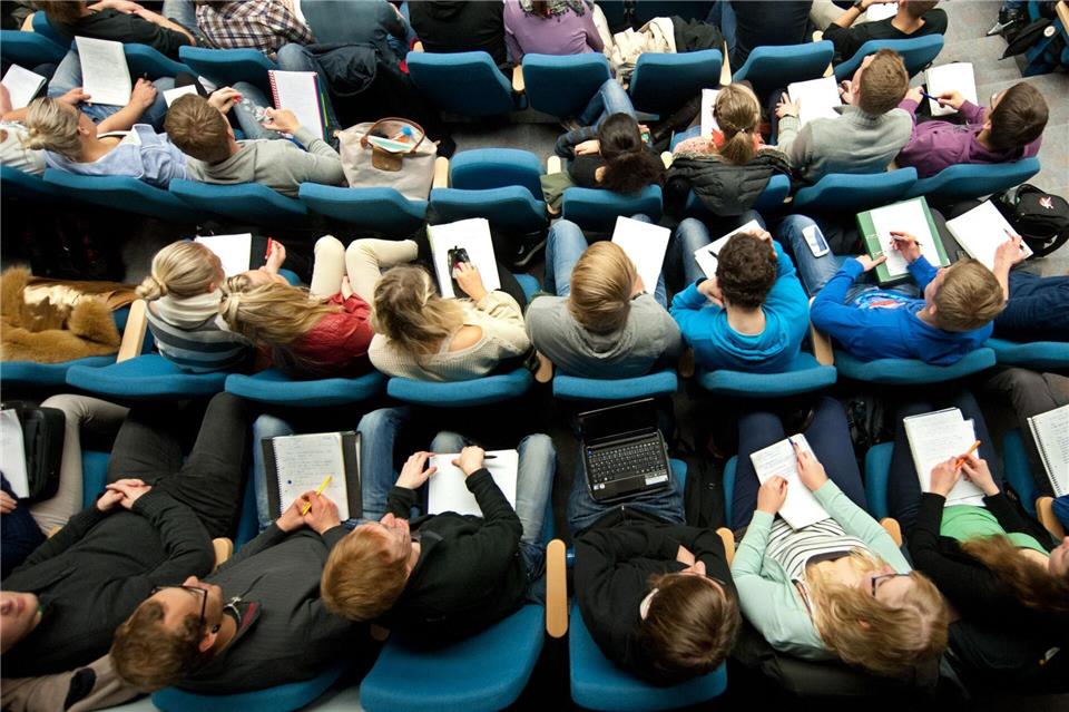 Das Erasmus+-Programm ist vor allem für Auslandsaufenthalte von Studierenden bekannt. (Symbolbild) Julian Stratenschulte/dpa