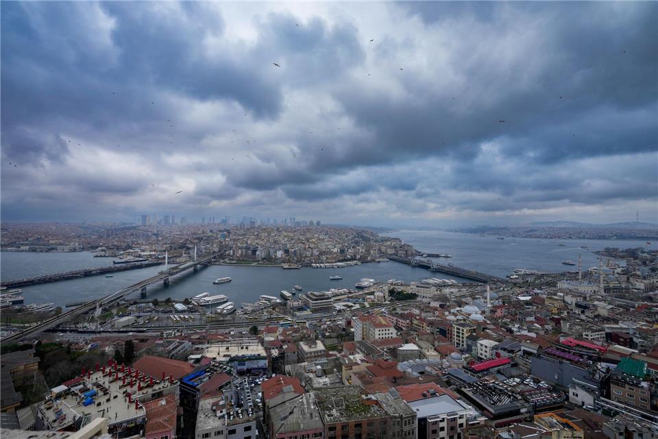 Das Erdbeben schreckte die Menschen in Istanbul auf. (Symbolbild)Emrah Gurel/AP/dpa