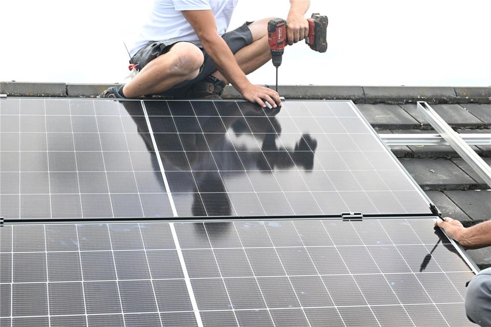Das Erneuerbare-Energien-Gesetz regelt die Förderung von Ökostrom zum Beispiel aus Photovoltaikanlagen. (Archivbild)Bernd Weißbrod/dpa