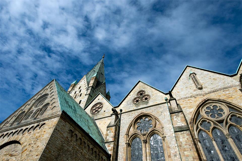 Das Erzbistum Paderborn, hier der Dom in gotischem Baustil, vermeldet überraschend gestiegene Kirchensteuereinnahmen. (Archivbild)Bernd Thissen/dpa
