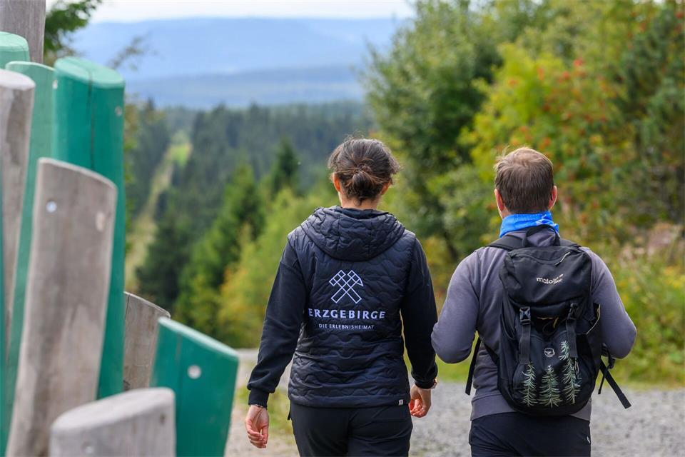 Das Erzgebirge lädt Wanderer aus Deutschland und Europa ab Sonntag zu einem grenzüberschreitenden Wanderfest. Hendrik Schmidt/dpa