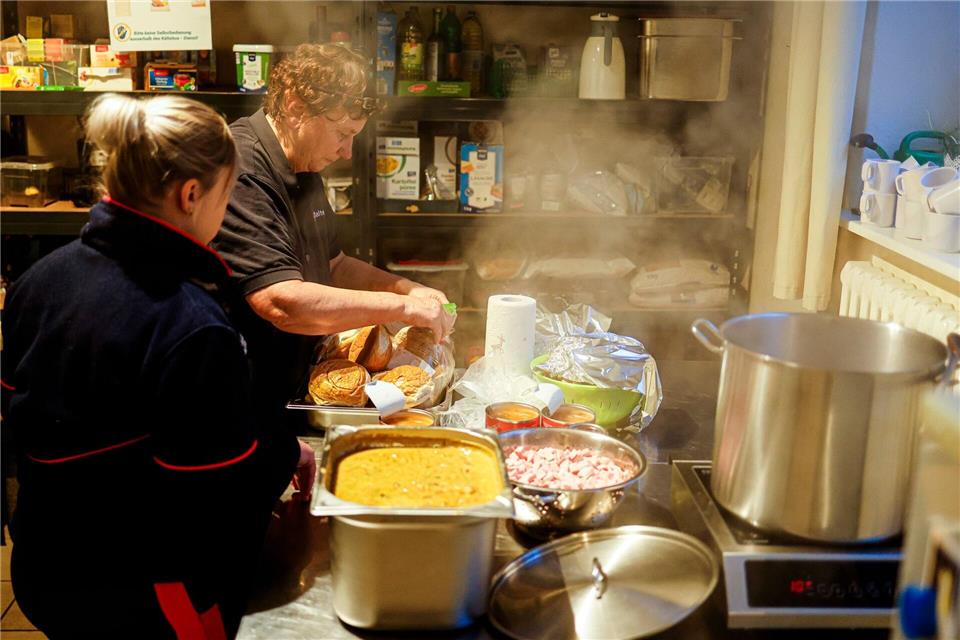 Das Essen für die Bedürftigen wird frisch gekocht.Frank Molter/dpa