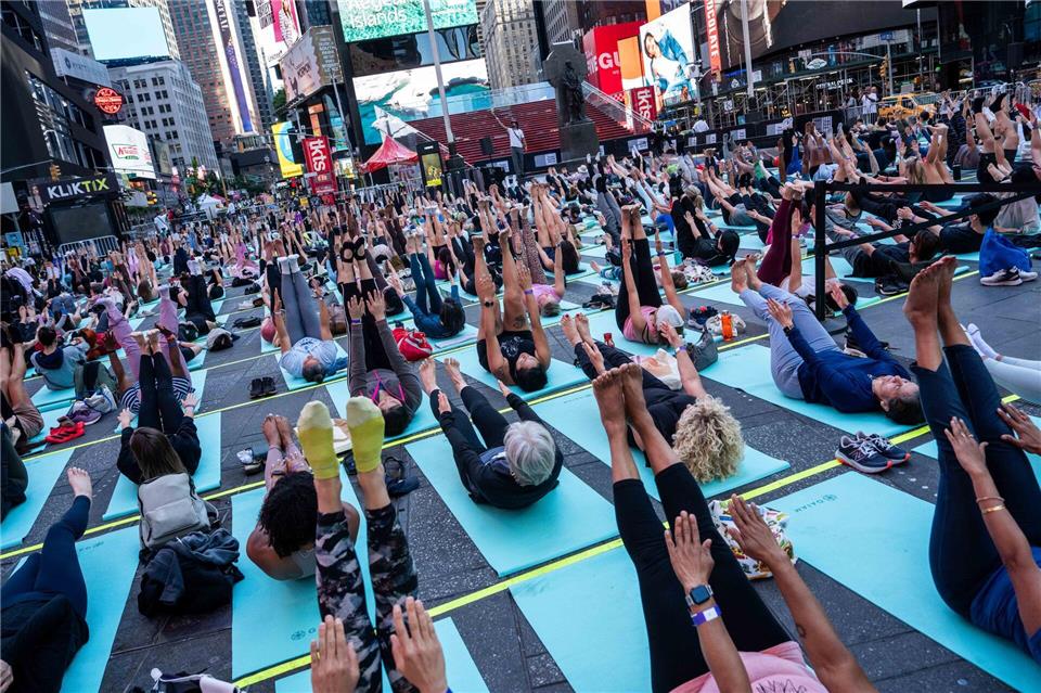 Das Event fiel in diesem Jahr mit dem Internationalen Tag des Yogas zusammen.Adam Gray/AP/dpa