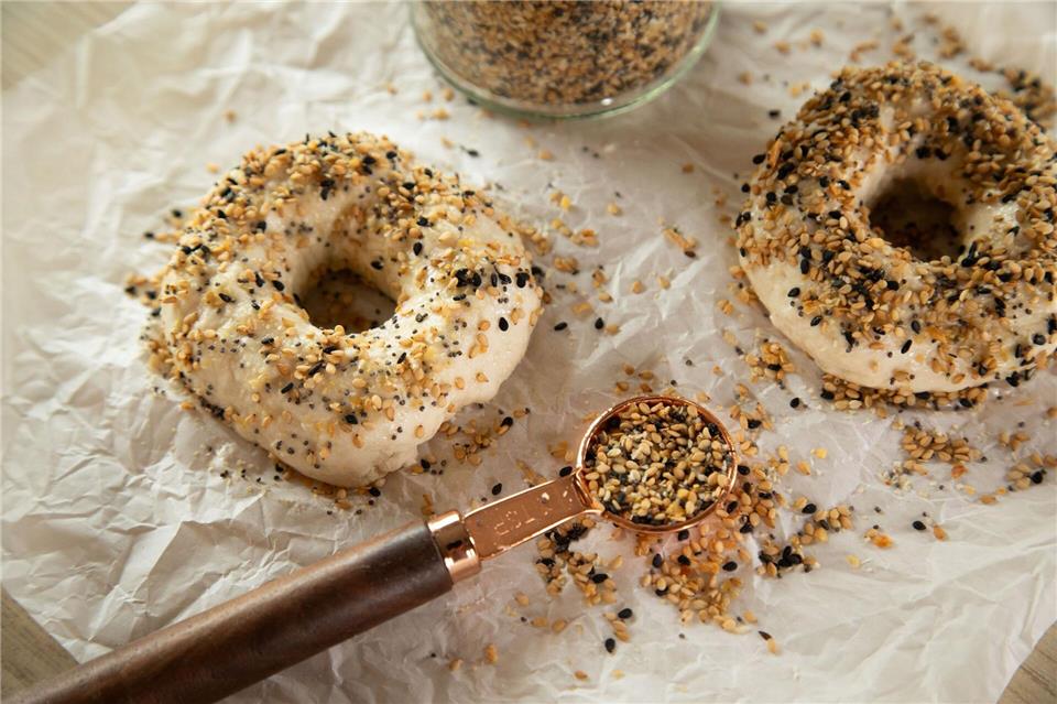 Das „Everything Bagel Gewürz“ lässt sich auch selbst machen: je 2 EL weißen und schwarzen Sesam und 1 EL Mohn kurz in einer trockenen Pfanne rösten. 1 EL getrocknete Röstzwiebeln mörsern, dann alles mit 1 EL Knoblauchflocken und 1 TL Meersalz mixen.Christin Klose/dpa-tmn