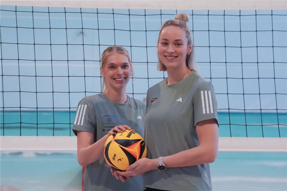 Das Experiment beginnt: Beach-Volleyball-Duo Louisa Lippmann (r) und Linda Bock.Marcus Brandt/dpa