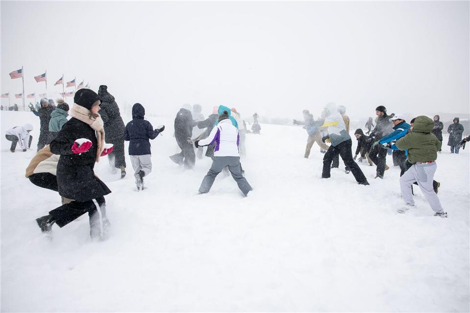 Das Extremwetter bringt auch Spaß, wie etwa bei einer ausgelassenen Schneeballschlacht in der US-Hauptstadt Washington. Mehmet Eser/ZUMA Press Wire/dpa