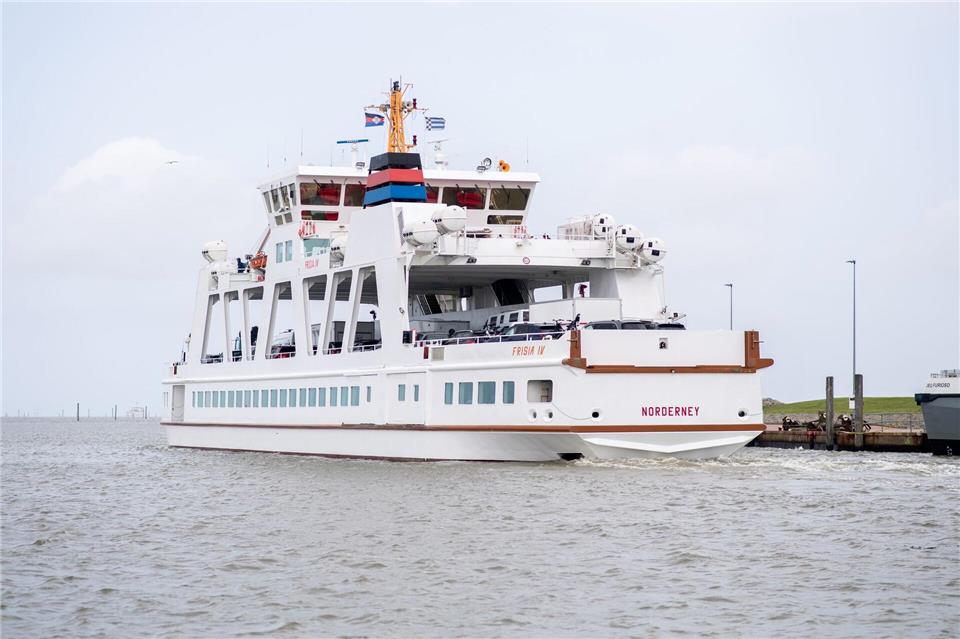 Das Fährschiff „Frisia IV“ verlässt den Hafen zur Überfahrt nach NorderneyHauke-Christian Dittrich/dpa