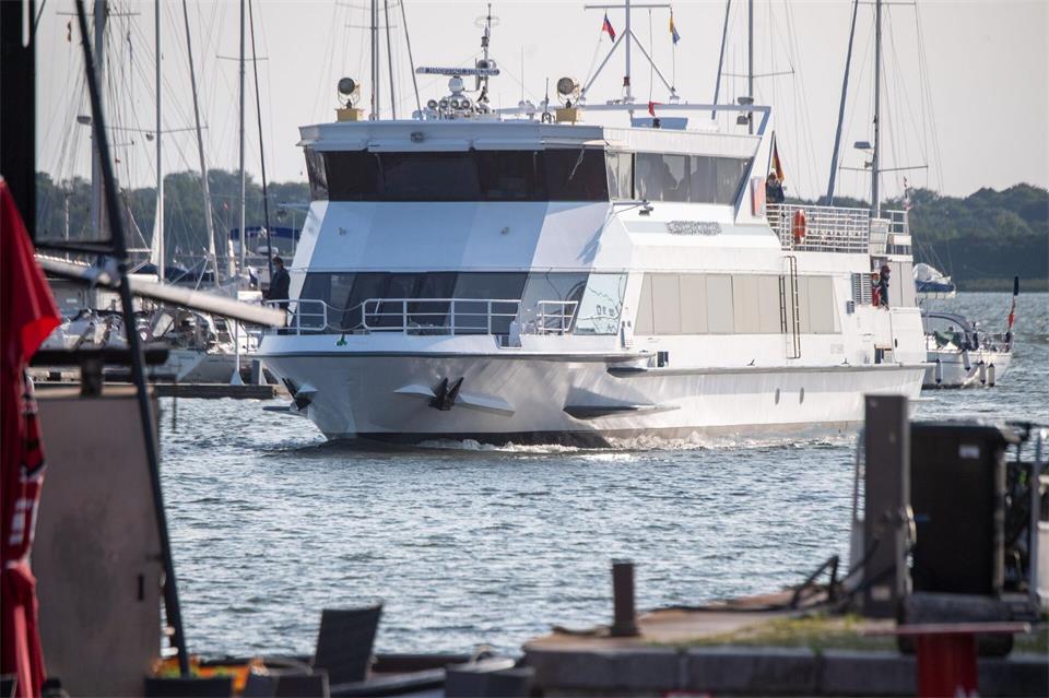 Das Fährschiff „Hansestadt Stralsund“ steht auch noch am Montag still. (Archivbild)Stefan Sauer/dpa/ZB