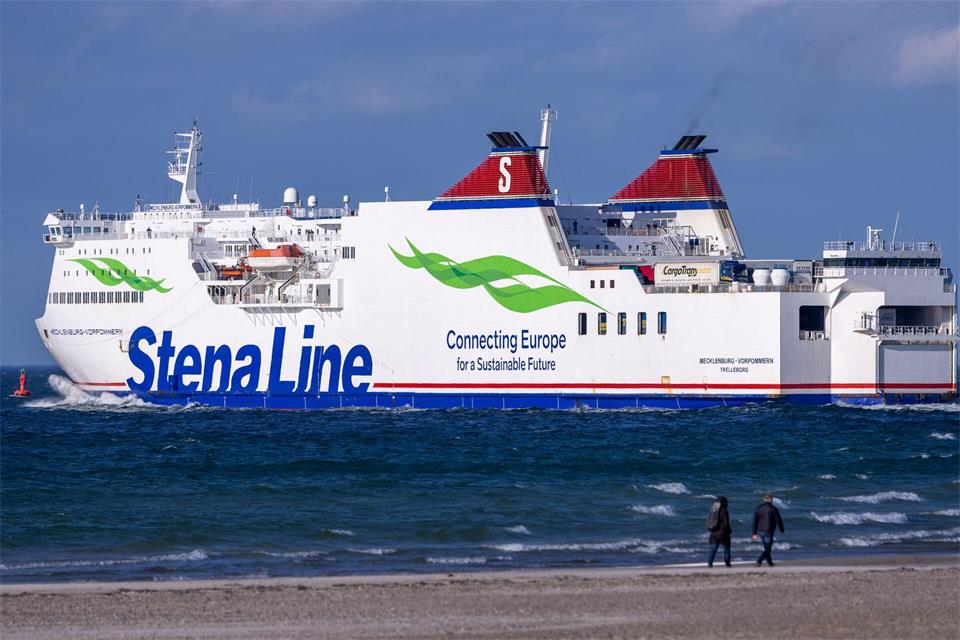 Das Fährschiff „Mecklenburg-Vorpommern“ wurde nach dem Austritt eines Gefahrstoffs im Rostocker Hafen evakuiert. (Archivbild)Jens Büttner/dpa