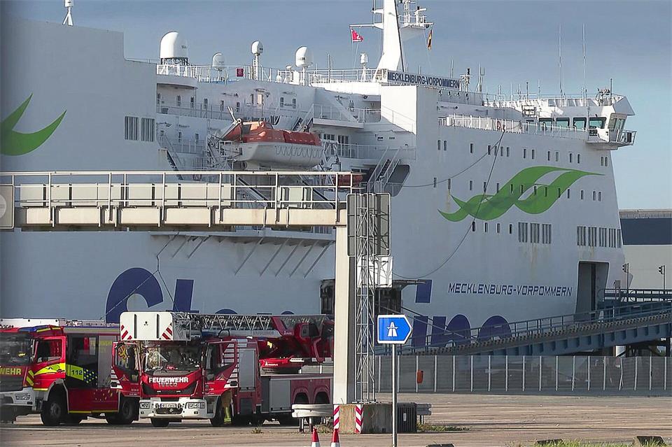 Das Fährschiff „Mecklenburg-Vorpommern“ wurde nach dem Austritt eines Gefahrstoffs im Rostocker Hafen evakuiert. (Archivbild)Stefan Tretropp/dpa