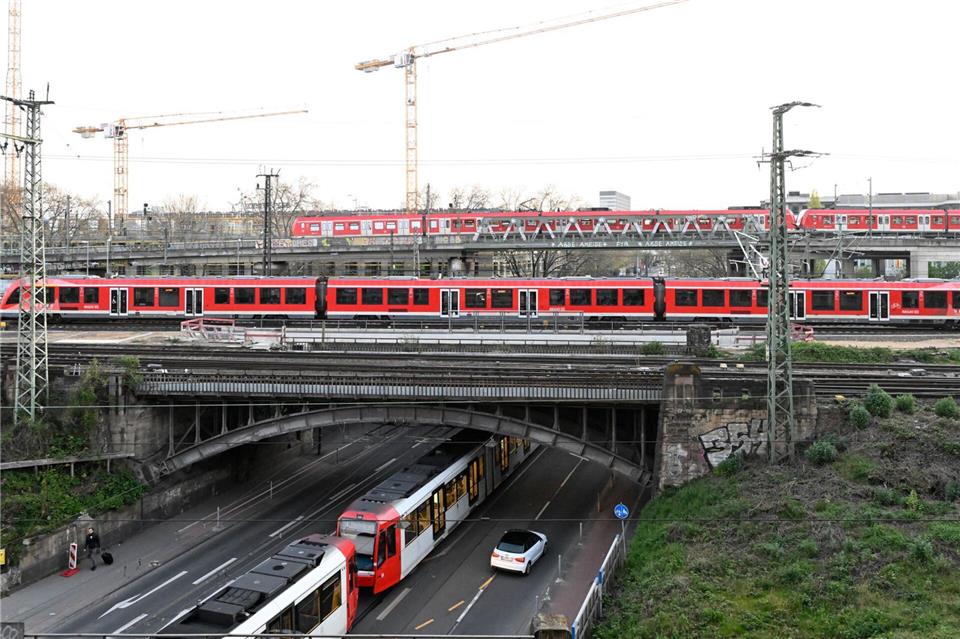 Das Fahren mit Bus und Bahnen wird zum 1. Januar 2026 teurer. (Archivbild)Roberto Pfeil/dpa