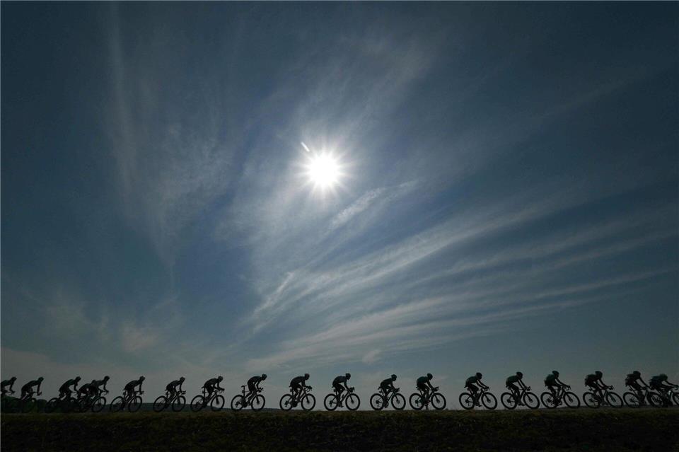Das Fahrerfeld auf der 11. Etappe der Tour de France.Jeff Pachoud/AFP/dpa
