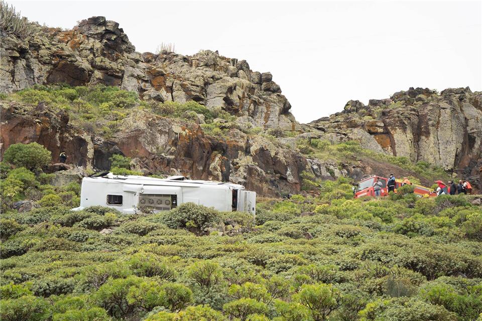 Das Fahrzeug des Unternehmens „Gomera Tours“ sei auf der Landstraße GM-2 in einer Kurve von der Fahrbahn abgekommen und einen Abhang hinuntergestürzt.Europa Press Canarias/EUROPA PRESS/dpa