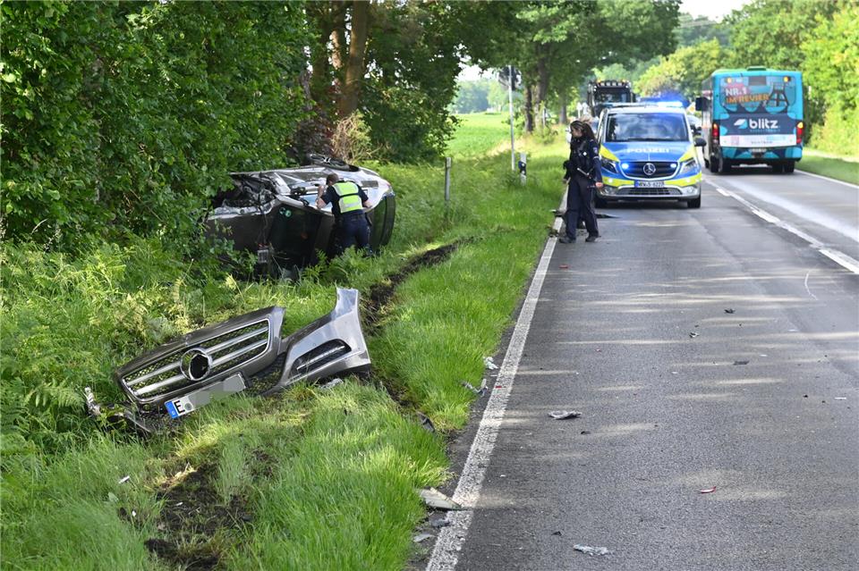 Das Fahrzeug hatte sich bei dem Unfall überschlagen. Die Insassen flüchteten dennoch. Nun sucht ein Hubschrauber der Polizei nach den flüchtigen Personen.