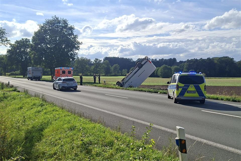 Das Fahrzeug kam von der Fahrbahn ab. 