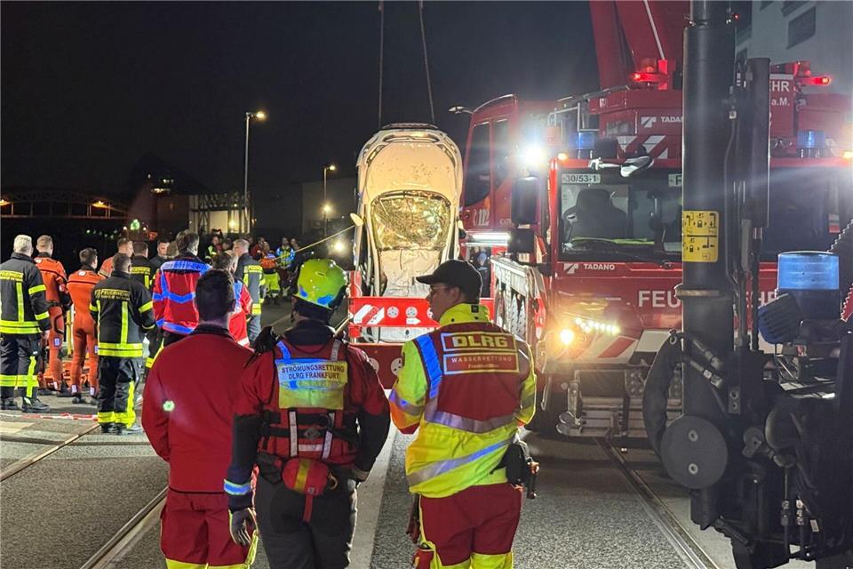 Das Fahrzeug musste vom Grund des Mains geborgen werden. (Archivbild)Mike Seeboth/dpa