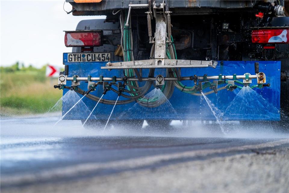 Das Fahrzeug versprüht Wasser. Jacob Schröter/dpa