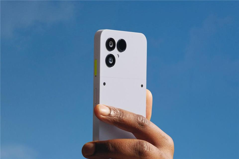 Fairphone 6 kommt mit cleverem Zubehör und Detox-Schalter Das Fairphone 6 kommt mit Android 15 und soll Upgrades auf neue Versionen bis ins Jahr 2033 hinein erhalten.Fairphone/dpa-tmn
