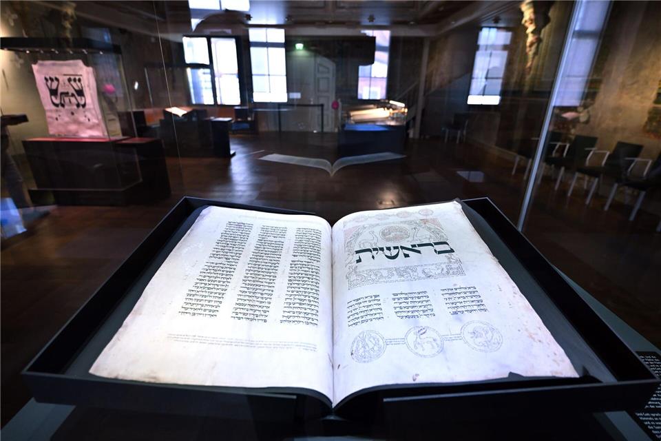 Jüdisches Leben in Erfurt gestern und heute - ein Rundgang Das Faksimile der Erfurter Hebräischen Bibel aus dem 14. Jahrhundert - ebenfalls zu sehen in der Alten Synagoge.Martin Schutt/dpa/dpa-tmn