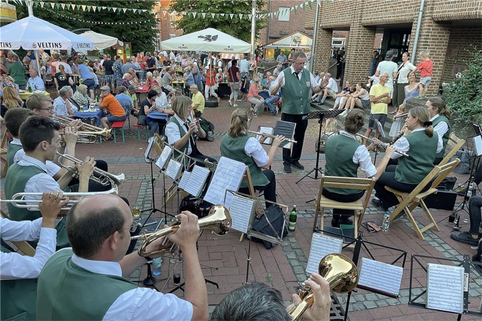 Das Fanfarencorps Raesfeld und die Erler Jäger werden den Abschlussabend der Reihe „Raesfeld in Sommerlaune“ auf dem Rathausplatz musikalisch gestalten.
