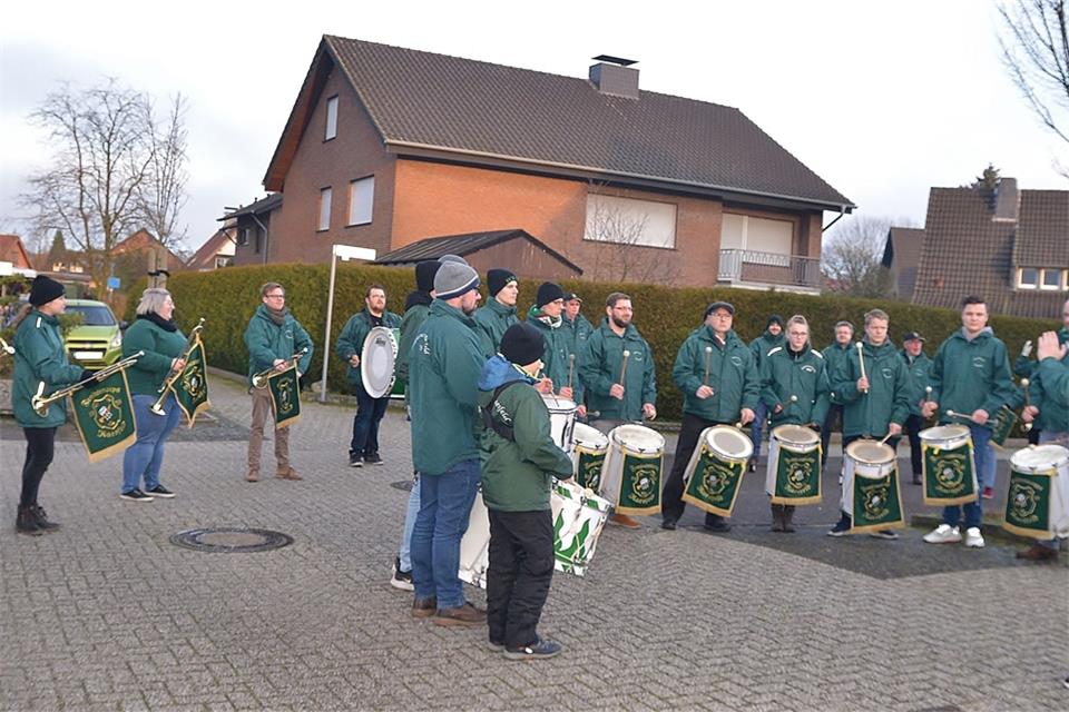 Das Fanfarencorps (hier bei seinem traditionellen Silvesterständchen) will Auftritte verlosen.