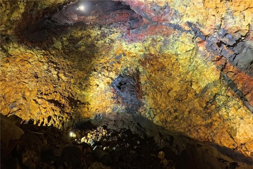 Das Farbenspiel in der Unterwelt des Vulkans ist das Ergebnis von hohen Temperaturen, Druck und chemischen Prozessen.Manuel Meyer/dpa-tmn