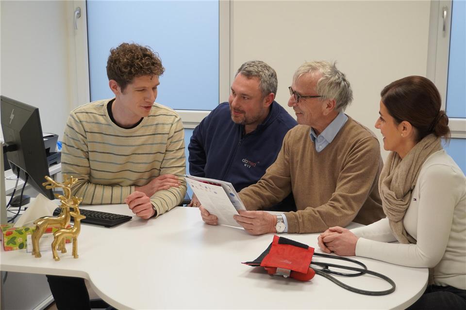 Das Fazit nach 20 Monaten MVZ fällt durchweg positiv aus: (v.l.) Dr. med. Alexander Nachtigal, Dr. med. René Ballhausen, Dr. med. Ludger Föcking (Geschäftsführer) und Larissa Selimovic (Prokuristin) freuen sich immer über Verstärkung.