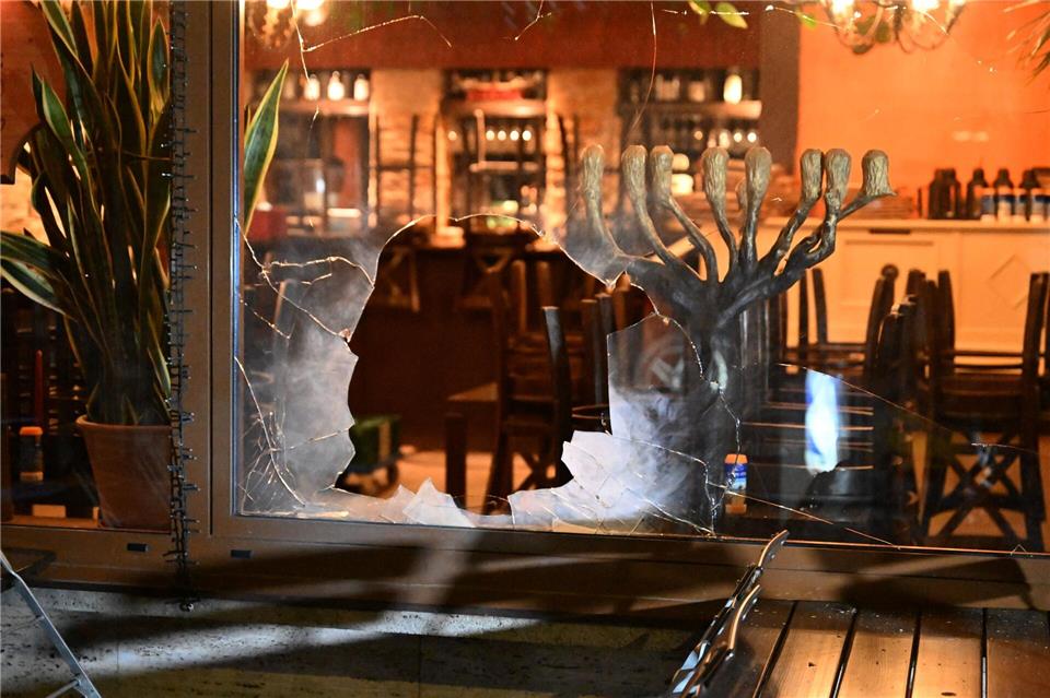 Das Fenster des Lokals wurde beschädigt. (Archivbild)Felix Hörhager/dpa
