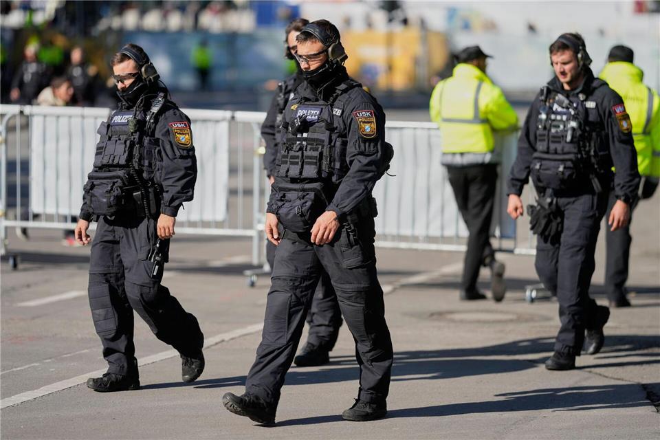 Das Festgelände wird abgesucht. Matthias Schrader/AP/dpa