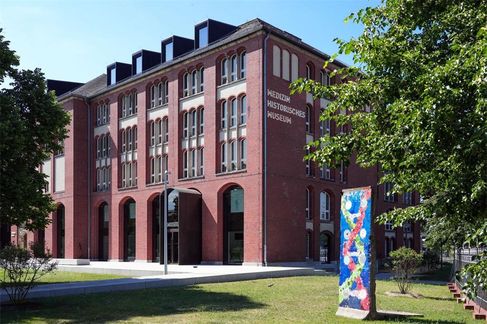 Das Festival steht in Verbindung mit der Ausstellung „Horizontal - Das Krankenbett und die Welt im Liegen“, das seit Mai dieses Jahres und noch bis Anfang Mai 2027 zu sehen ist. (Archivbild)Soeren Stache/dpa