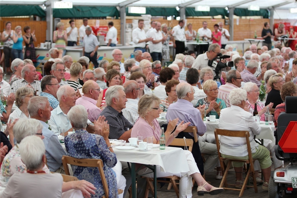 Das Festzelt war voll, nahezu jeder Platz war beim Seniorenfrühschoppen besetzt.