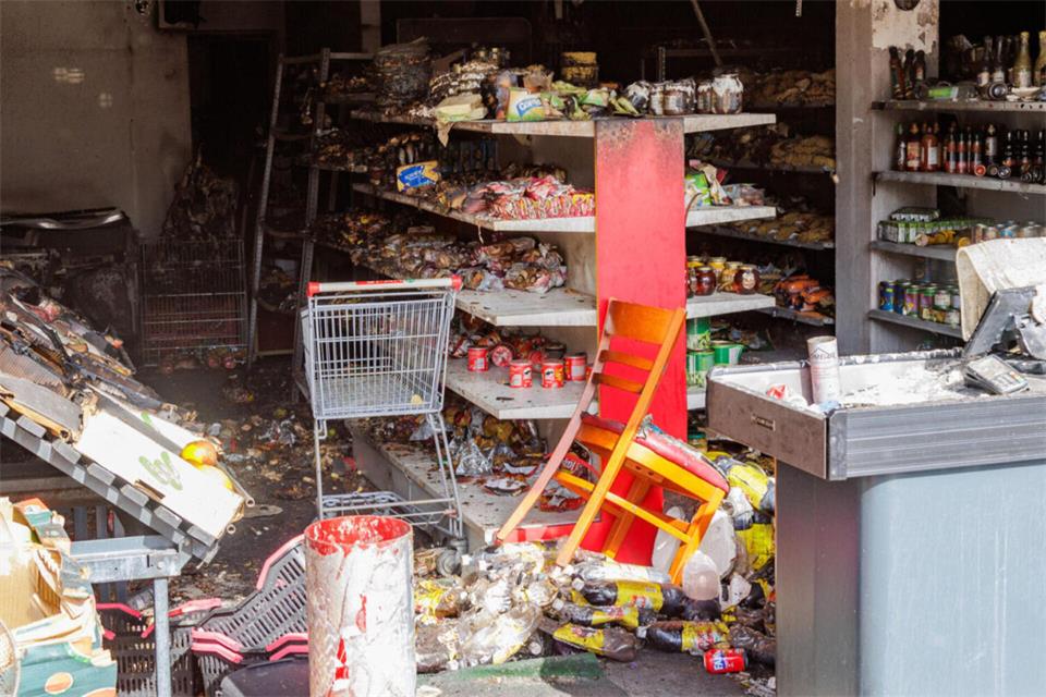 Das Feuer Ende Juni 2026 hat den kleinen Ahauser Supermarkt vollständig zerstört.