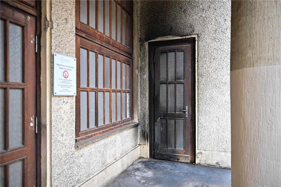 Das Feuer an der Charité wurde laut Polizei gegen 2.05 Uhr gelegt.Sebastian Christoph Gollnow/dpa