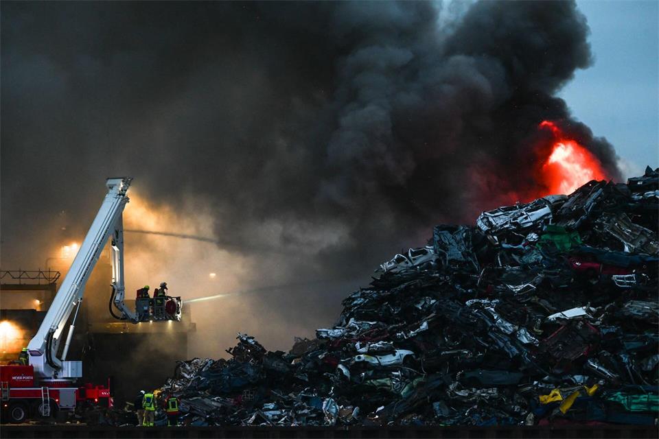 Das Feuer auf einem Schrottplatz im ostfriesischen Leer sorgte für viel Rauch und unangenehmen Geruch. Lars Penning/dpa
