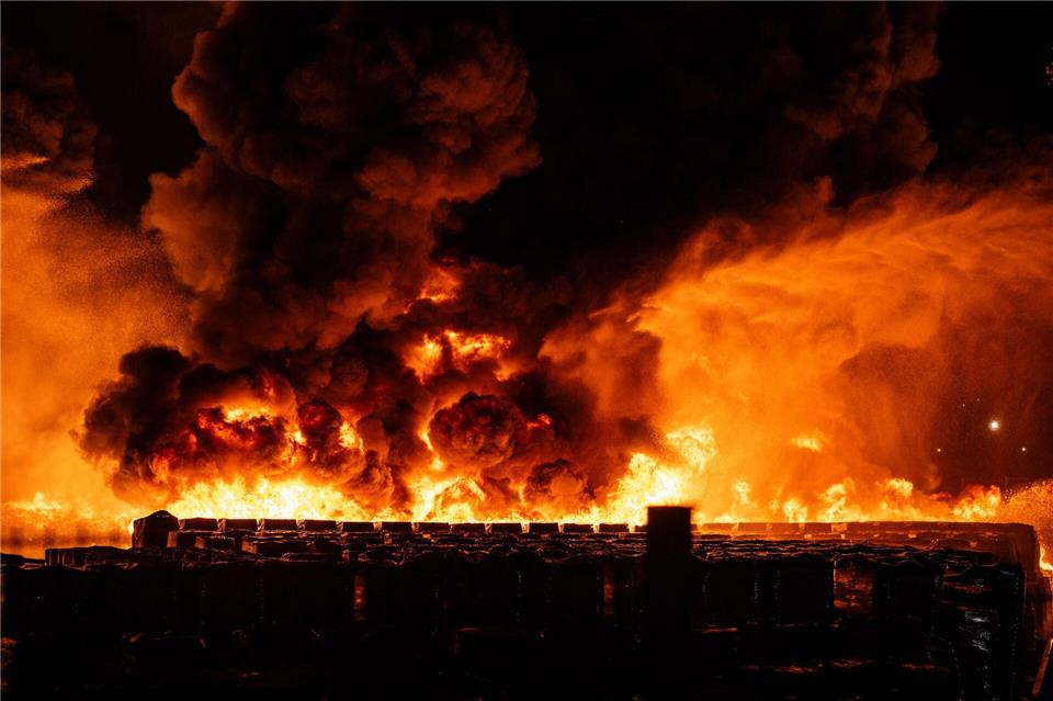 Das Feuer brach auf dem Gelände einer Firma aus, die Kunststoff verarbeitet.Guido Kirchner/dpa