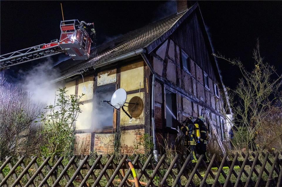 Das Feuer brach im Erdgeschoss aus.Michael Horst/Feuerwehr Porta/dpa