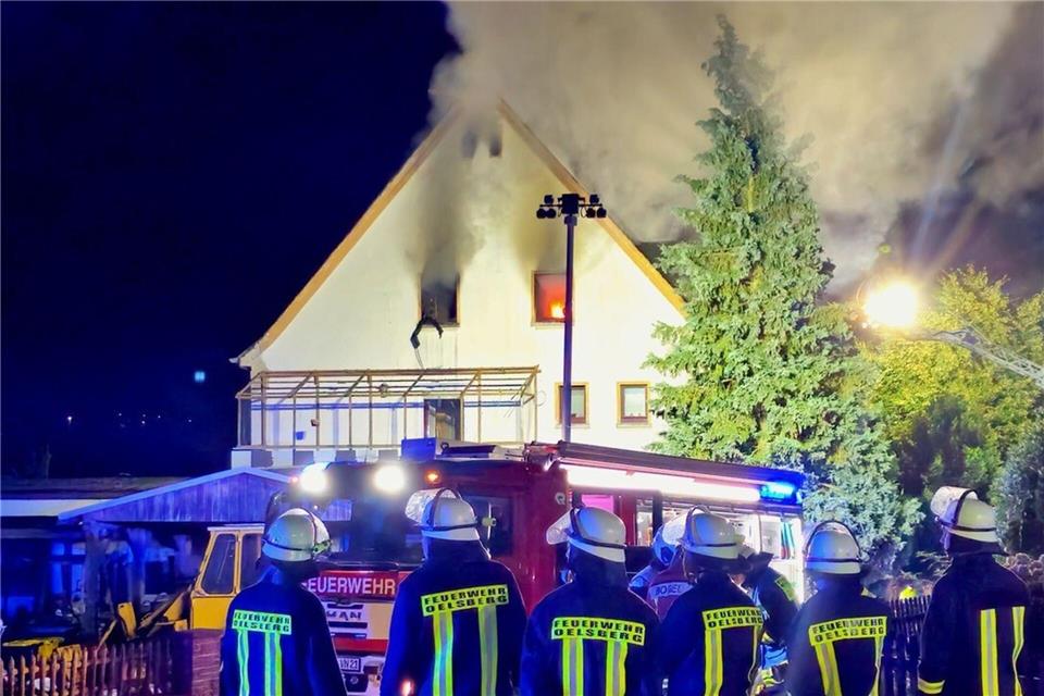 Das Feuer brach in der Nacht aus, die Einsatzkräfte löschten es gegen 04.00 Uhr. Feuerwehr Nastätten/dpa