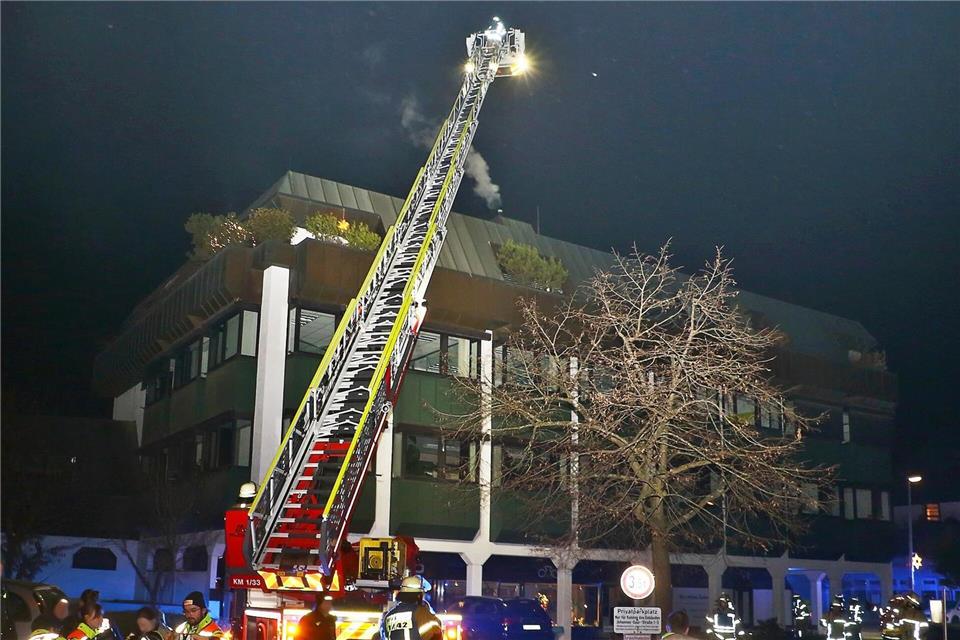 Das Feuer brach nach ersten Erkenntnissen im Flur des Mehrfamilienhauses aus.Andreas Rometsch/KS-Images.de/dpa