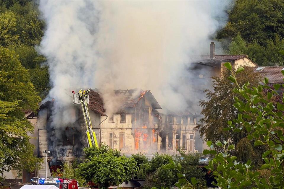Das Feuer breitete sich am Morgen schnell aus.---/Kreisfeuerwehr Göttingen/dpa