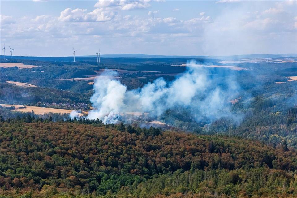 Das Feuer ging auch auf Bad Schlangenbader Gemarkung über.Jörg Halisch/dpa