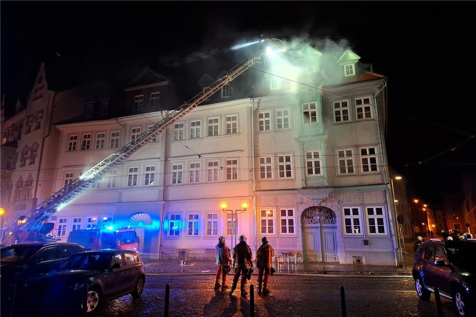 Das Feuer griff später auch auf weitere Dachstühle des historischen Gebäudekomplexes über. Marie Frech/dpa