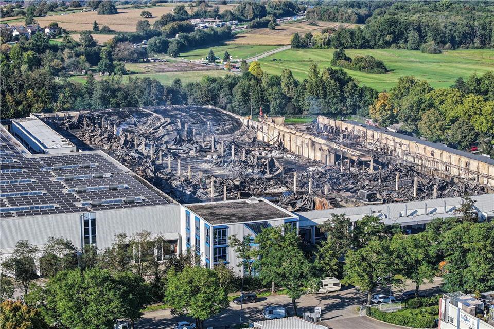 Das Feuer hat Brandruinen hinterlassen.Jason Tschepljakow/dpa