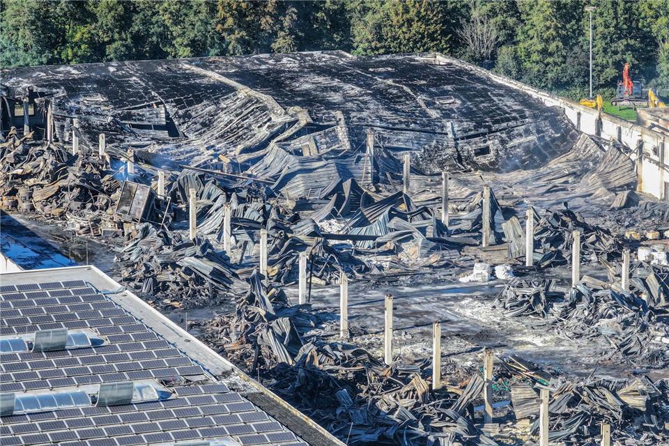 Das Feuer hat Brandruinen zurückgelassen.Jason Tschepljakow/dpa